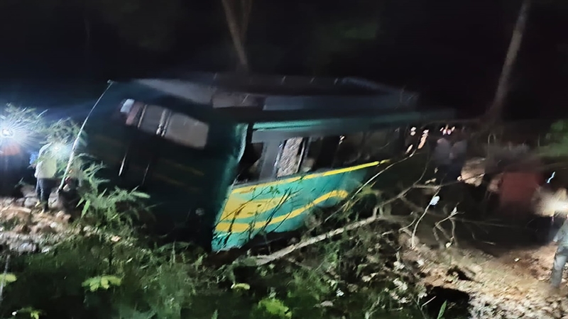 Accident In Balaghat : बेकाबू बस सड़क से नीचे उतरी, 25 से अधिक बराती घायल