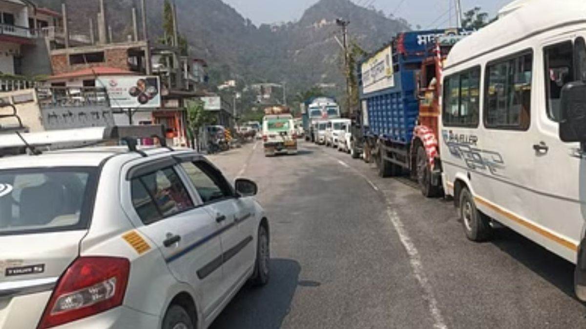 Char Dham Yatra 2024 Replace: चारधाम यात्रा में दूर नहीं हुईं समस्याएं, उत्तरकाशी से गंगोत्री की 100 किमी दूरी तय करने में लग रहे 12 घंटे