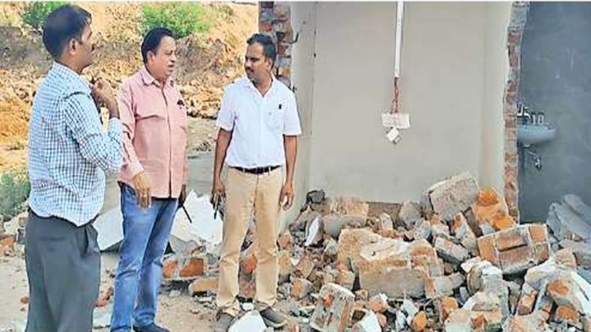 Gwalior Information: शिकायत अवैध कालोनी की, बाथरूम तोड़कर लौटा अमला