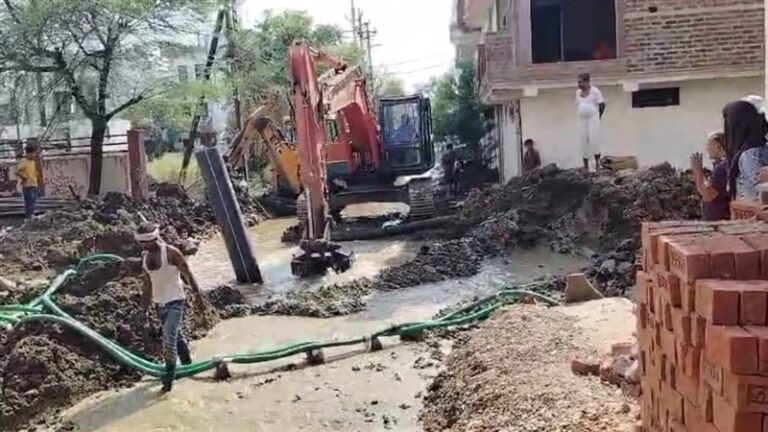 Jabalpur Information : सीवर लाइन की खोदाई के दौरान फूटी जलापूर्ति लाइन, घरों में भरा पानी Jabalpur Information : सीवर लाइन की खोदाई के दौरान फूटी जलापूर्ति लाइन, घरों में भरा पानी