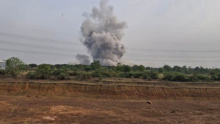 Stay: छत्‍तीसगढ़ के बेमेतरा में बारूद फैक्ट्री में ब्लास्‍ट, 1 की मौत, छह घायल, हादसे के तीन घंटे बाद पहुंचे कलेक्‍टर