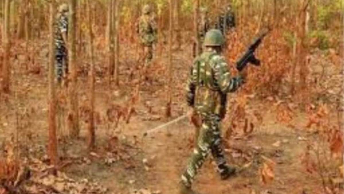 Narayanpur Naxal Encounter: छत्तीसगढ़ के नारायणपुर में मुठभेड़ में 7 नक्सलियों को मार गिराया, हथियार भी हुए बरामद