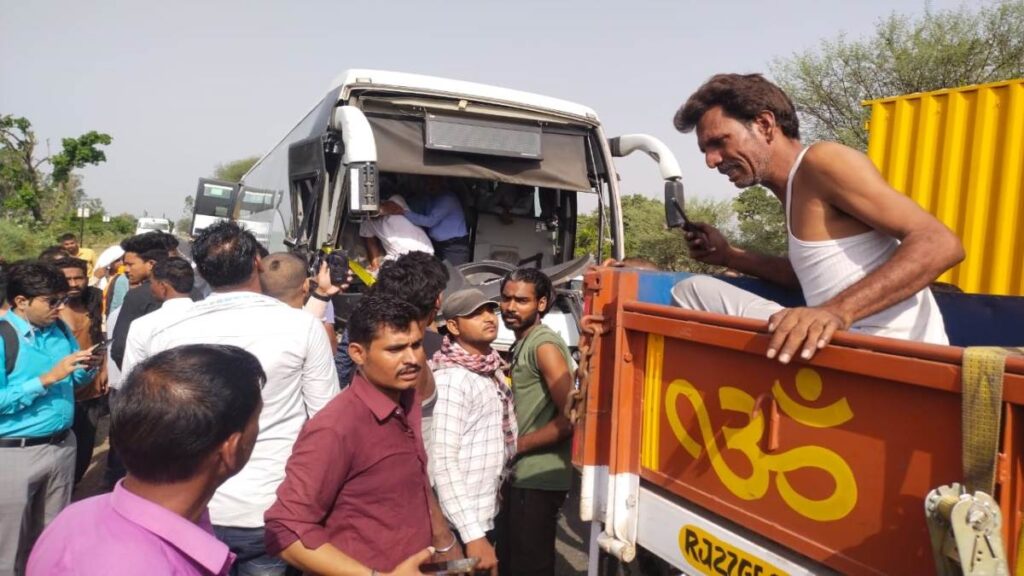 Sehore News: खड़े ट्रक से जा टकराई चार्टर्ड बस, चालक गंभीर घायल