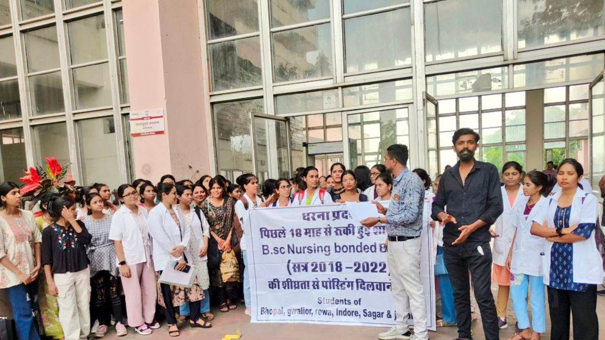 B.Sc Nursing Scholar: बीएससी नर्सिंग कर चुकी युवतियों ने भोपाल में सतपुड़ा भवन का किया घेरा, नर्स पद पर नियुक्ति की मांग की