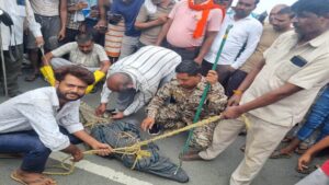 Bhind Information: घर के कमरे में चारपाई के नीचे आकर बैठा मगरमच्छ, सुबह हाथ टकराने पर चीखकर भागा