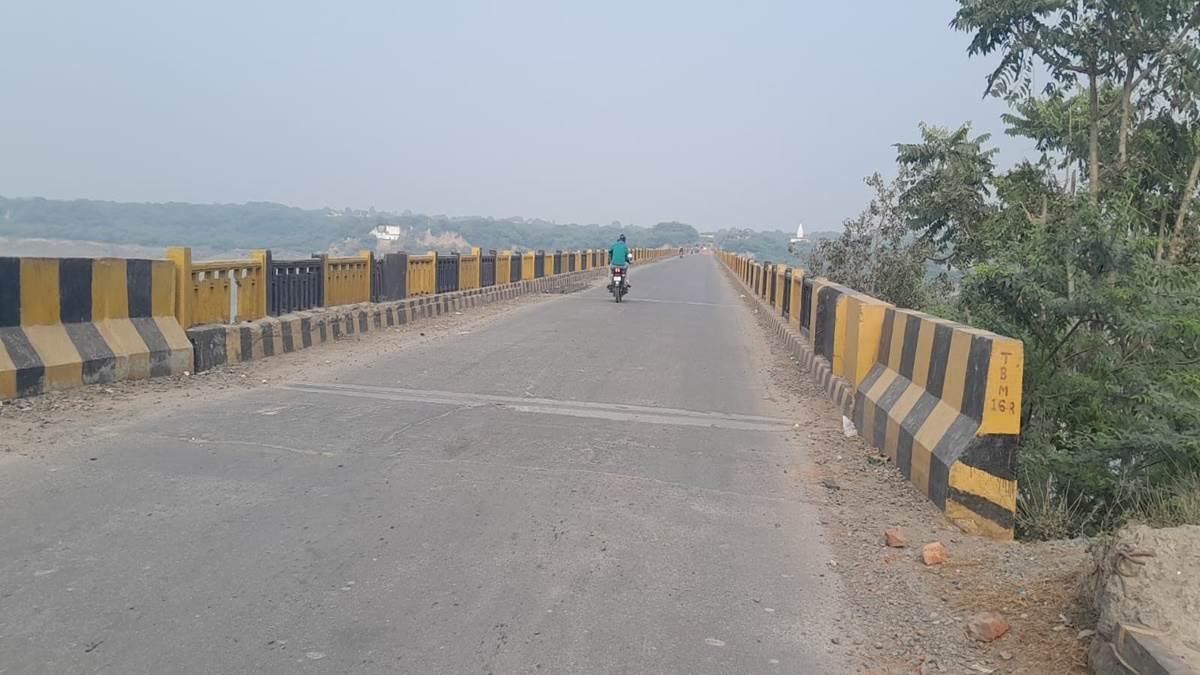 Bhind Information: चंबल पुल से भारी वाहनों का आवागमन शुरू, ट्रक ड्रायवर ने नारियल फोड़कर किया पुल का पूजन