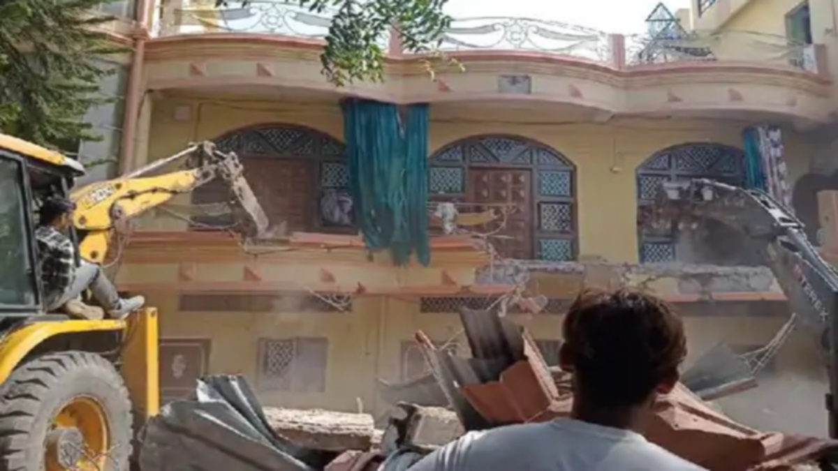 Bhopal Information: जेल के बाहर युवक की हत्या के फरार आरोपित के मकान पर चला बुलडोजर