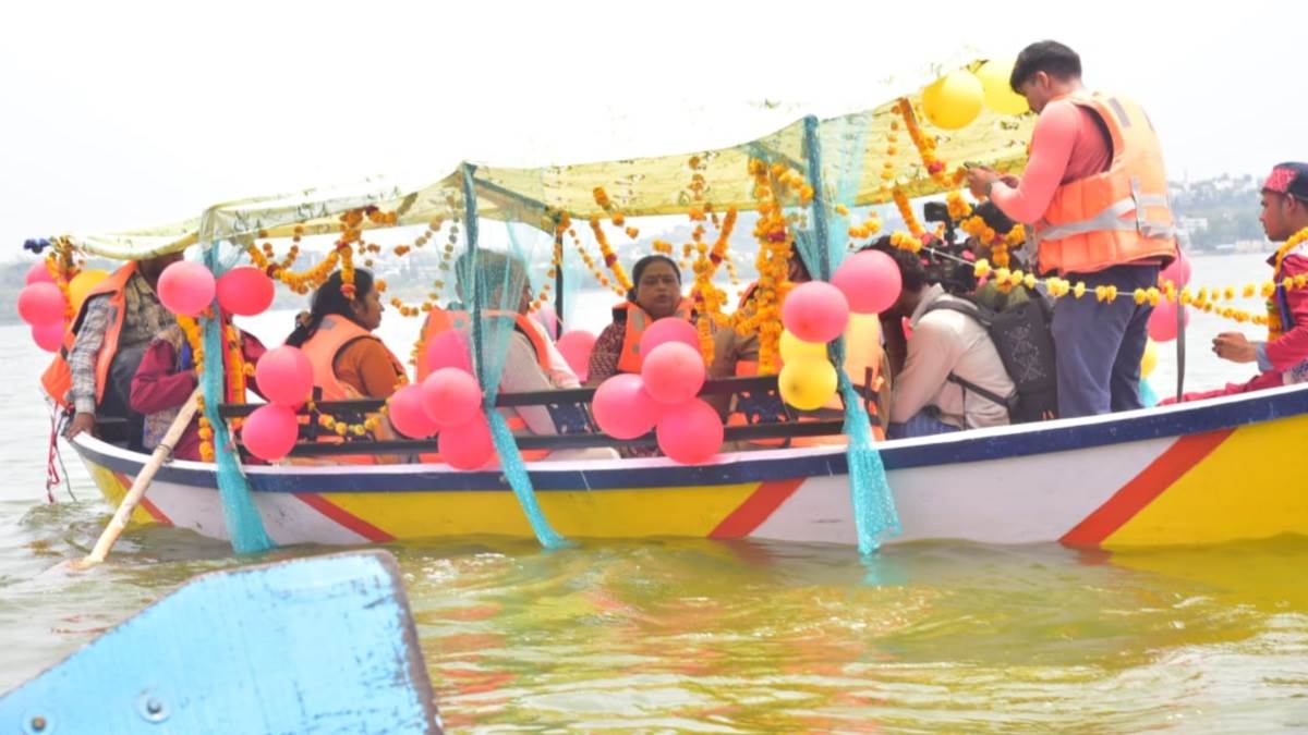 Bhopal Information: बड़ा तालाब में दिखा डल झील सरीखा नजारा, चले शिकारे, रोमांचित हुए लोग