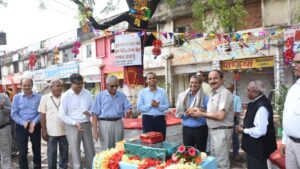 Bhopal Information: भेल आदर्श मार्केट में नीम के पेड़ का 30वां जन्मदिन, केक काटकर मनाई खुशी