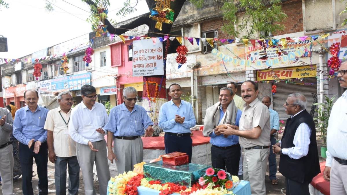 Bhopal Information: भेल आदर्श मार्केट में नीम के पेड़ का 30वां जन्मदिन, केक काटकर मनाई खुशी
