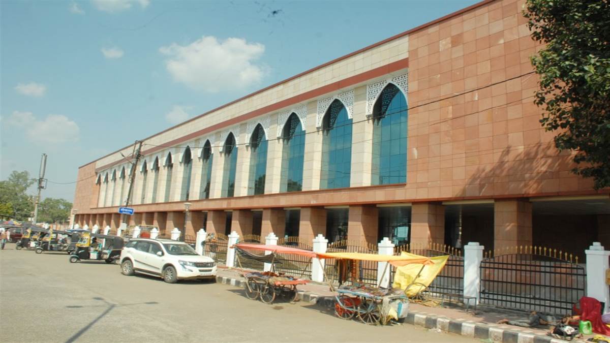 Bhopal Information: भोपाल स्टेशन की नई बिल्डिंग से रिस रहा सीवरेज का पानी