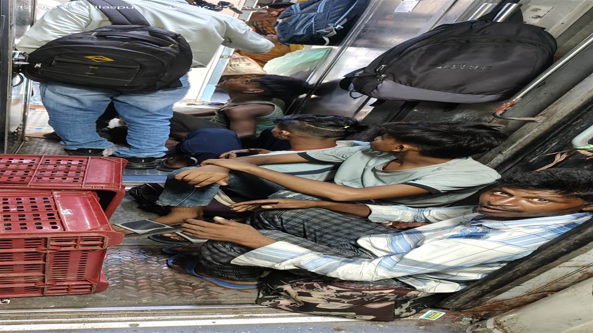 Bilaspur Information: शौचालय और गेट पर बैठकर सफर करने को यात्री विवश