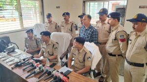 Burhanpur Information: पंजाब का तस्कर सात देसी पिस्टल के साथ गिरफ्तार, पूछताछ जारी Burhanpur Information: पंजाब का तस्कर सात देसी पिस्टल के साथ गिरफ्तार, पूछताछ जारी