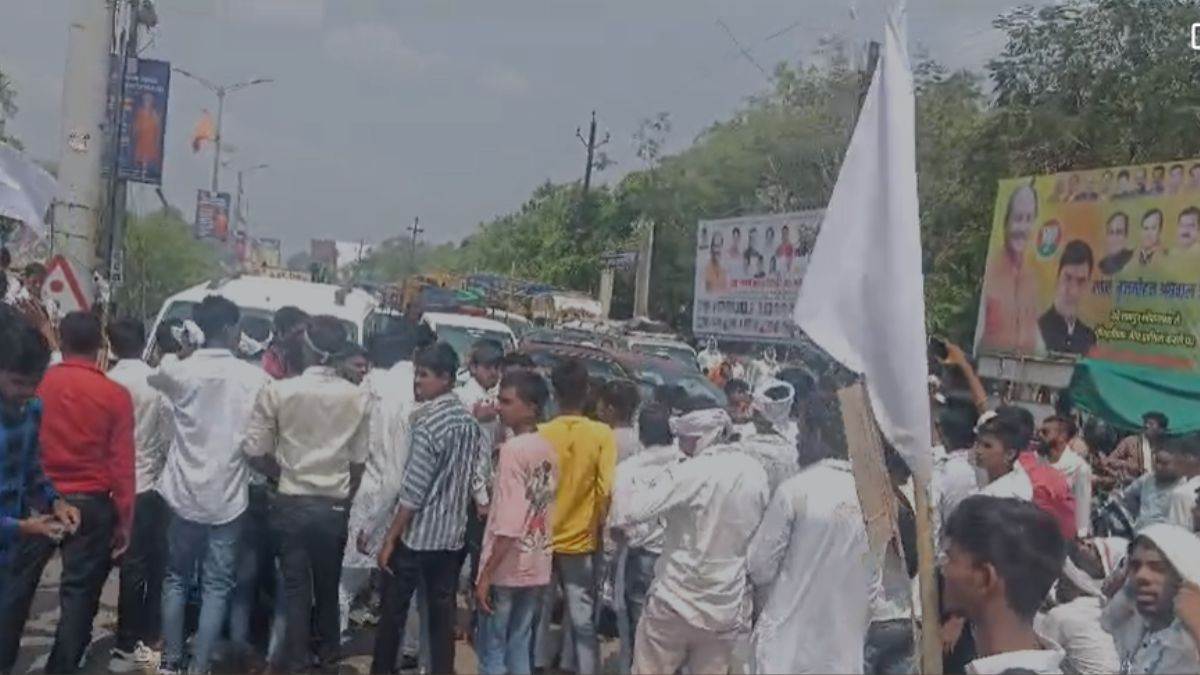 CG Information: दशहरा मैदान में हो रहा उग्र प्रदर्शन, हजारों की संख्या में लोगों ने की तोड़फोड़