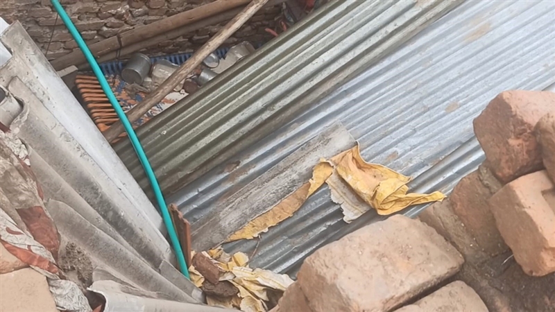 Damoh Information : मकान की सीलिंग अचानक गिरी, अंदर सो रहे मालिक को लगा करंट