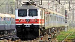 Jabalpur Information : एक लाइन से ट्रेनें निकली, दूसरी लाइन बंद कर किया केबल ब्रिज का काम, यात्री हुए परेशान