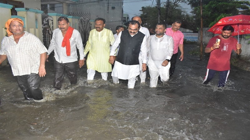 Jabalpur Information : पहली वर्षा में ही ‘उतराए’ निगम के दावे, घरों में घुसा तीन फीट तक पानी, लोकनिर्माण मंत्री ने लिया जायजा