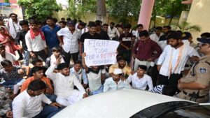 Jabalpur Information : मान्‍यता आठवीं की, पढ़ा रहे 12वीं तक, छात्र कैदी की वेशभूषा में हथकड़ी लगाकर पहुंचे
