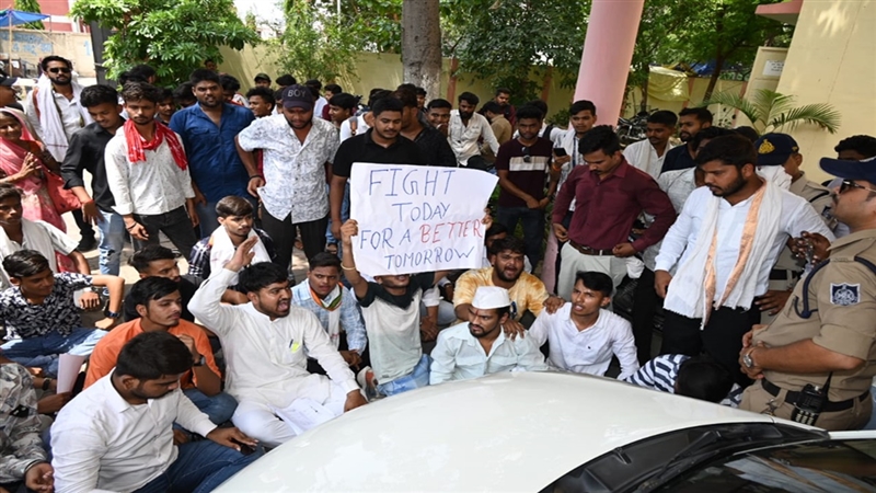 Jabalpur Information : मान्‍यता आठवीं की, पढ़ा रहे 12वीं तक, छात्र कैदी की वेशभूषा में हथकड़ी लगाकर पहुंचे