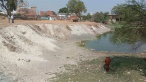 Janjgir-champa Information : तालाब में राखड़ डंप करने वालों पर कार्रवाई नहीं Janjgir-champa Information : तालाब में राखड़ डंप करने वालों पर कार्रवाई नहीं