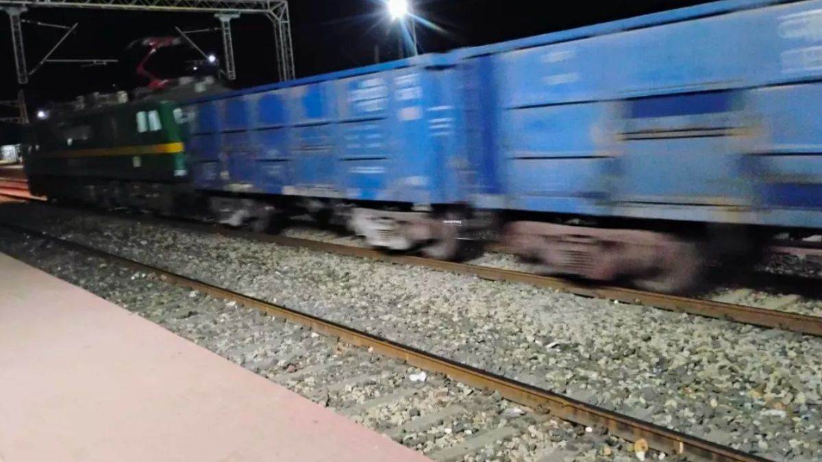 Jharakhand Information: रांची-सासाराम इंटरसिटी एक्सप्रेस में आग की अफवाह से अफरा-तफरी में कूदे लोग, चार की मौत, कई घायल