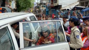 Mhow Information: अतिक्रमण हटाने के दौरान भाजपा पार्षद और पुलिस में झड़प, लिया हिरासत में