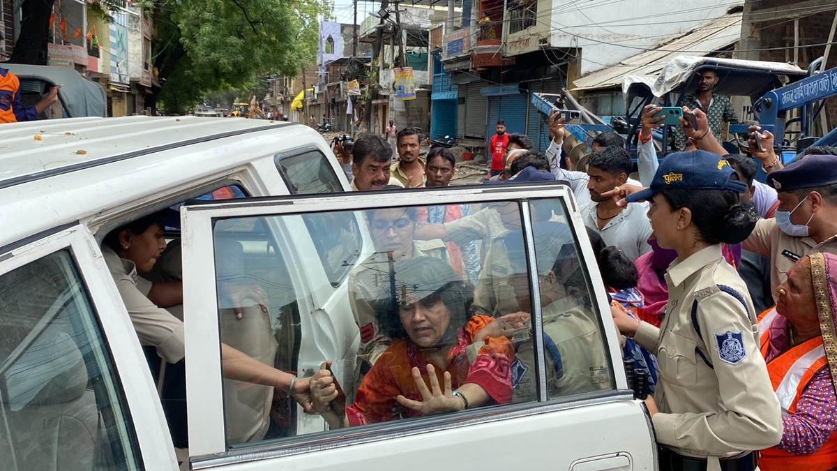 Mhow Information: अतिक्रमण हटाने के दौरान भाजपा पार्षद और पुलिस में झड़प, लिया हिरासत में