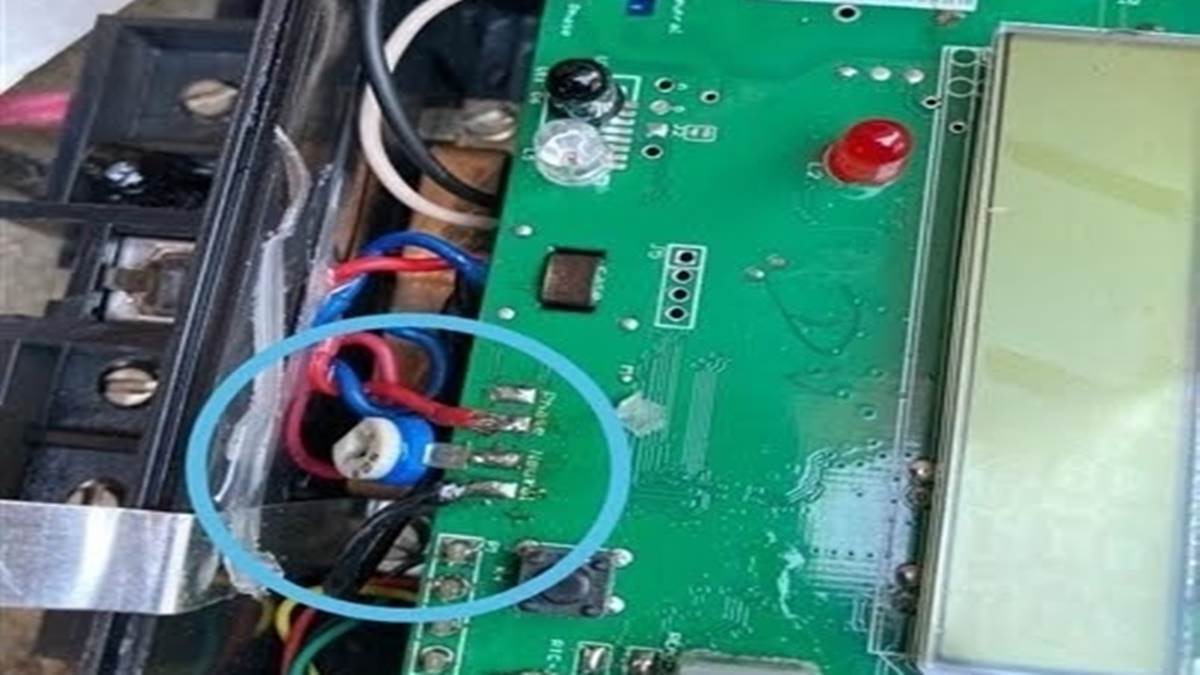 Morena Information: बिजली चोरी करने के अनोखे फंडे, कहीं मीटर में लगवा रहे चिप तो कहीं सीधे काट रहे केबल