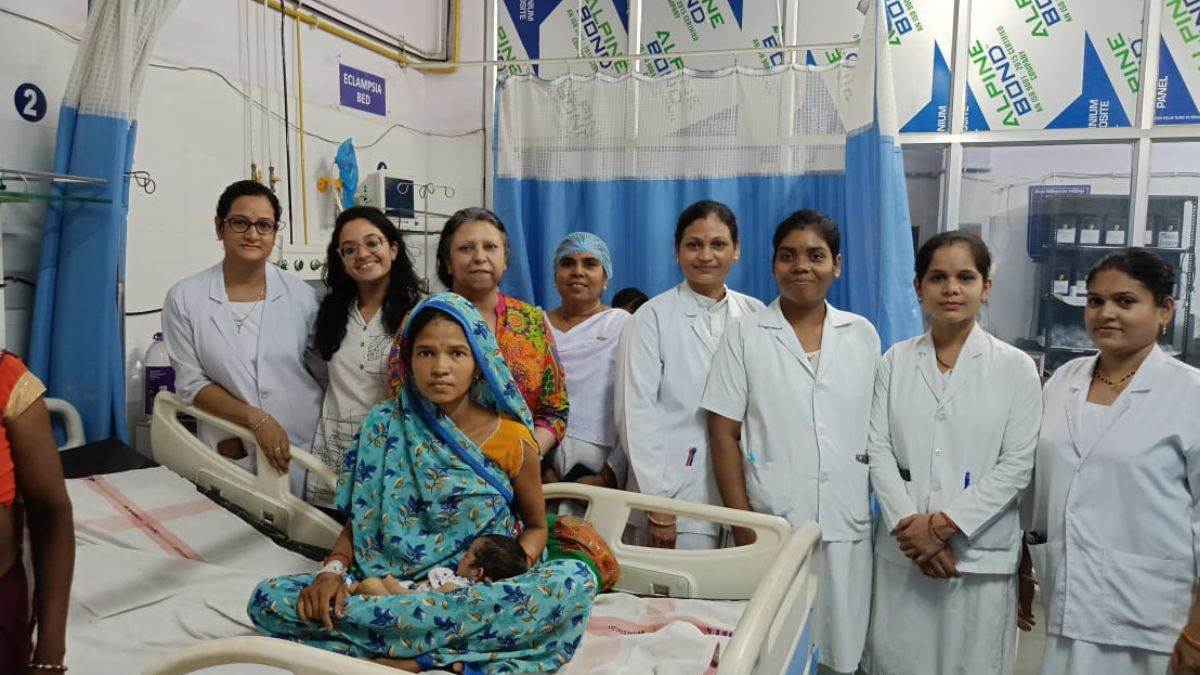 Narsinghpur Information: वॉर जोन बनाकर बचाई मरणासन्न आदिवासी महिला की जान, जिले के चिकित्सकों ने हासिल की उपलब्धि