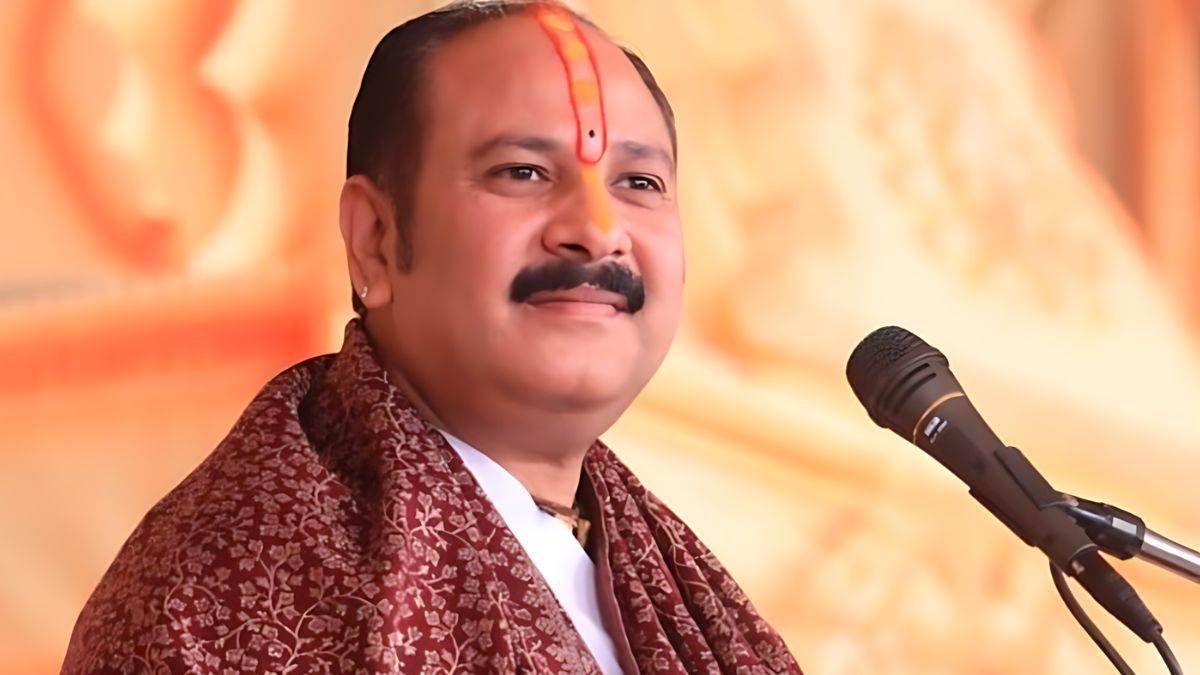 Pradeep Mishra: प्रदीप मिश्रा ने राधारानी के सामने रगड़ी नाक, बयान के लिए दंडवत होकर मांगी माफी