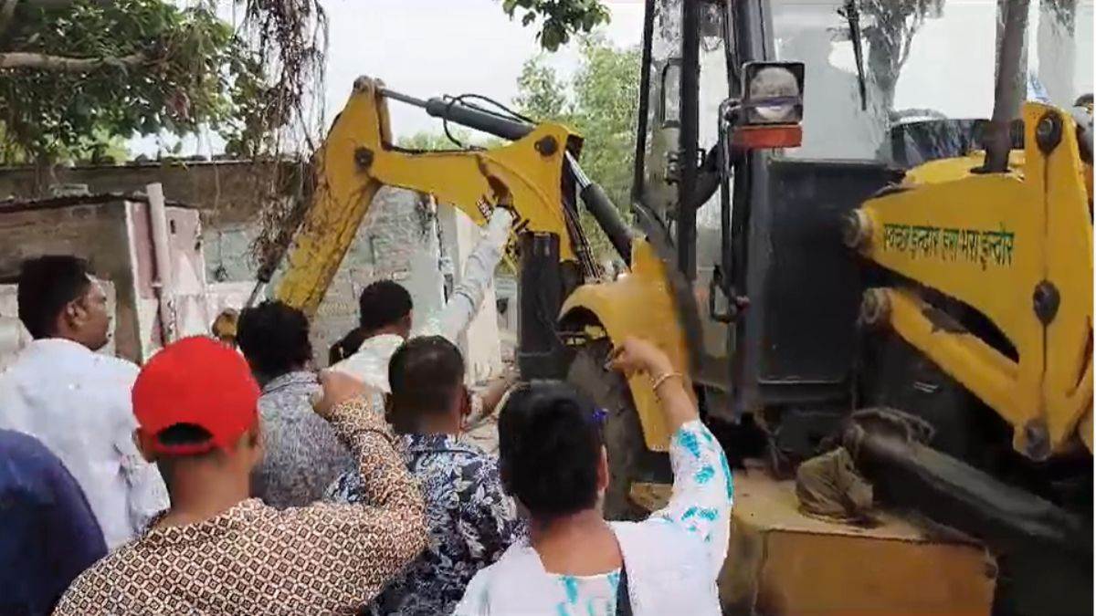 Pradhan Mantri Awas Yojana: आरई 2 रोड निर्माण में बाधक हप्सी बिचौली कांकड बस्ती को किया शिफ्ट, अतिक्रमण हटाने को लेकर हुआ विवाद