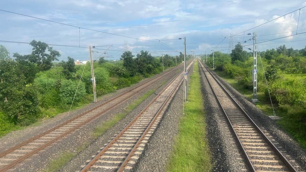 Railway Information: तीसरी रेल लाइन से बढ़ेगी परिचालन दक्षता, छोटी महानदी नदी पर युद्ध स्तर पर चल रहा पुल संख्या 196 का निर्माण