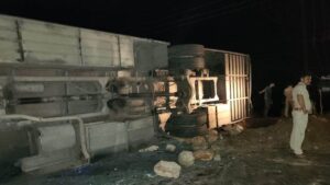 Rajgarh Bus Accident: राजगढ़ में बड़े पुल के पास बस पलटी, कुछ लोग दबे