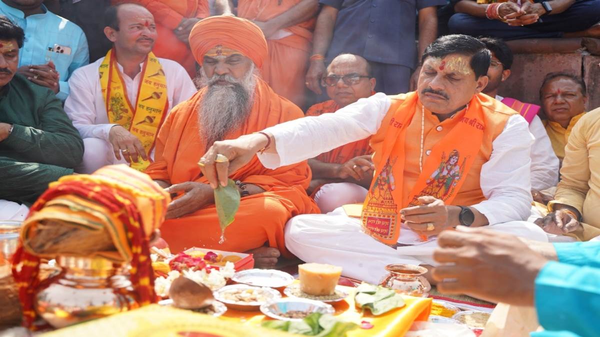 Ujjain Information: मुख्यमंत्री डॉ. मोहन यादव ने मोक्षदायिनी शिप्रा की पूजा-अर्चना कर शिप्रा तीर्थ परिक्रमा का किया शुभारंभ