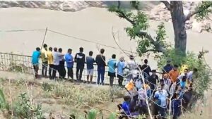 Uttarakhand: बद्रीनाथ हाईवे पर अलकनंदा नदी में गिरी मिनी बस, 8 की मौत, नोएडा के थे यात्री, देखिए वीडियो Uttarakhand: बद्रीनाथ हाईवे पर अलकनंदा नदी में गिरी मिनी बस, 8 की मौत, नोएडा के थे यात्री, देखिए वीडियो