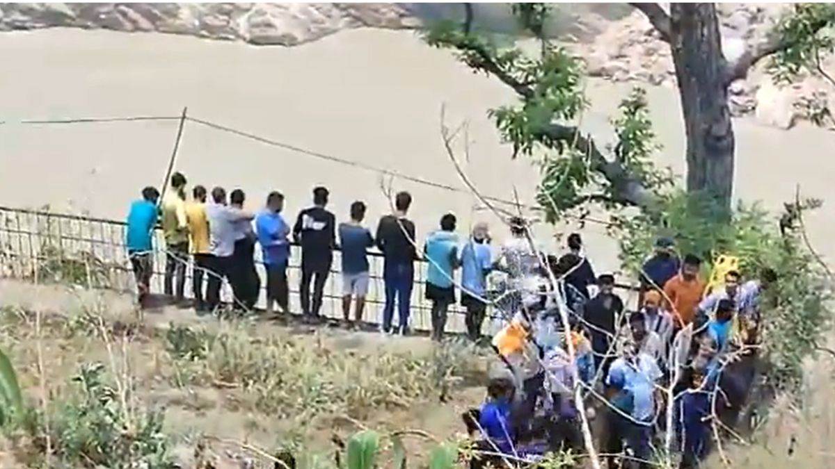 Uttarakhand: बद्रीनाथ हाईवे पर अलकनंदा नदी में गिरी मिनी बस, 8 की मौत, नोएडा के थे यात्री, देखिए वीडियो