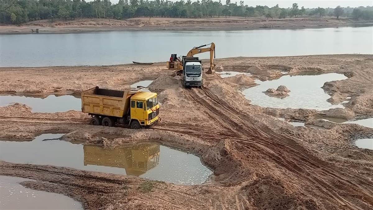 भिलौनी में शिवनाथ नदी में अवैध रेत उत्खनन पर कार्रवाई नहीं