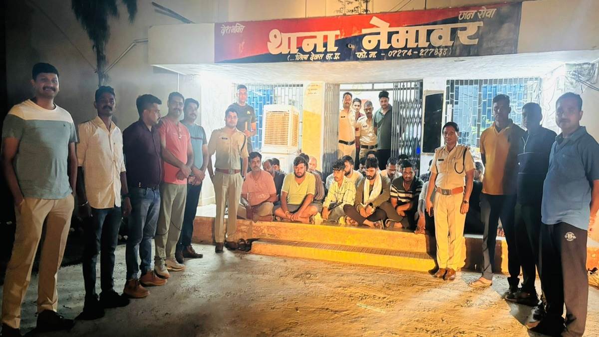 Dewas News: खेत पर बने मकान में चल रहा था जुए का अड्डा, 29 जुआरी गिरफ्तार