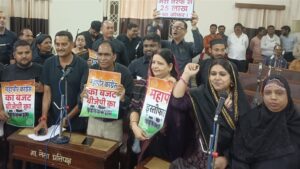 Jabalpur Information : जबलपुर के महापौर एक तरफ बजट पेश कर रहे थे, दूसरी ओर काले कपड़ों में आया विपक्ष मांग रहा था त्‍यागपत्र