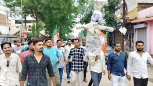 Mungeli Information: भाजयुमो कार्यकर्ताओं ने राहुल गांधी का जलाया पुतला