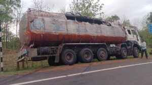 Seoni Information: सिवनी में तेल से भरा टैंकर पलटा, तीन घंटे बाद रास्ते से गुजर रहे दो बाइक सवारों की फिसलने से मौत Seoni Information: सिवनी में तेल से भरा टैंकर पलटा, तीन घंटे बाद रास्ते से गुजर रहे दो बाइक सवारों की फिसलने से मौत