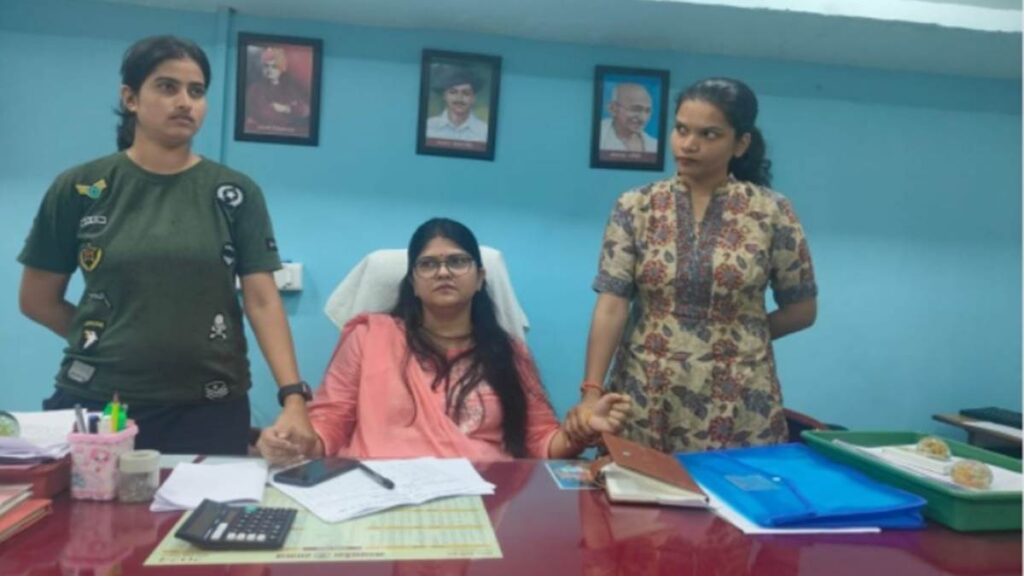 Ujjain News: टेबल की दराज में रखवाए रिश्‍वत के 60 हजार रुपये, लोकायुक्त टीम ने सहायक यंत्री को पकड़ा