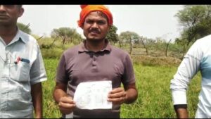 पटवारी करता है गिरवादली में किसानों के बोये अनाज की मांग पटवारी करता है गिरवादली में किसानों के बोये अनाज की मांग