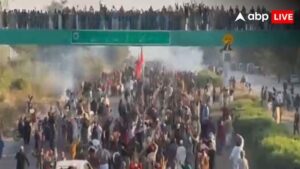 Pakistan Imran Khan Supporter protest in front of Pak Government 1 policemen Useless 