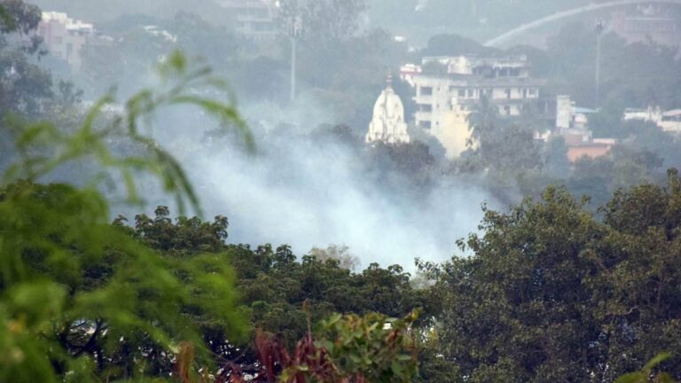 Bhopal AQI: भोपाल में वायु प्रदूषण का स्तर खतरनाक, नवंबर में सातवीं बार एक्यूआई 300 के पार Bhopal AQI: भोपाल में वायु प्रदूषण का स्तर खतरनाक, नवंबर में सातवीं बार एक्यूआई 300 के पार