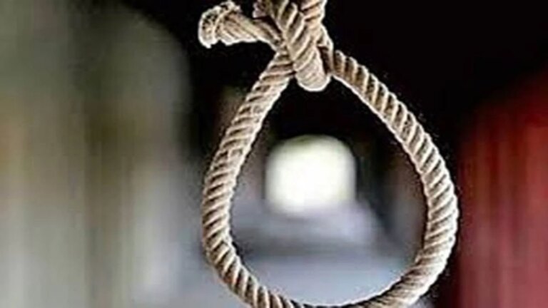 Bhopal Crime Information: साड़ी के फंदे पर लटका मिला आरपीएफ जवान की पत्नी का शव Bhopal Crime Information: साड़ी के फंदे पर लटका मिला आरपीएफ जवान की पत्नी का शव