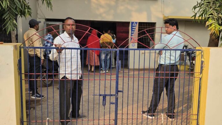 Chhattisgarh: एसीबी की जाल में फंस गया भिलाई का प्रधान आरक्षक, अफसरों ने रिश्वत लेते रंगे हाथ ऐसे दबोचा Chhattisgarh: एसीबी की जाल में फंस गया भिलाई का प्रधान आरक्षक, अफसरों ने रिश्वत लेते रंगे हाथ ऐसे दबोचा