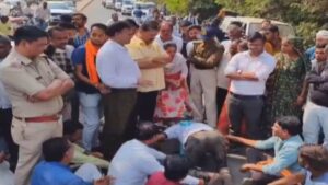 Fertilizer Disaster: खाद के लिए अफसर के पैरों पर गिरे अन्नदाता, फिर भी लौटे खाली हाथ