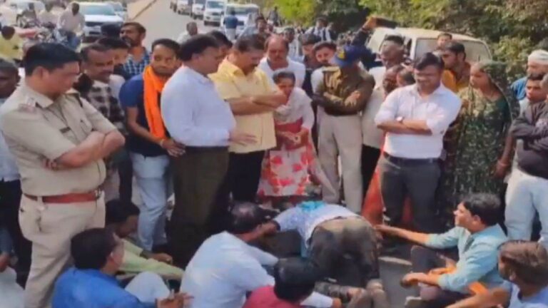 Fertilizer Disaster: खाद के लिए अफसर के पैरों पर गिरे अन्नदाता, फिर भी लौटे खाली हाथ