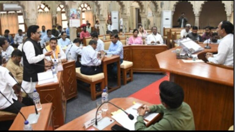 Gwalior council meeting Information: आउटसोर्स एजेंसियों का कार्यकाल बढ़ाया, हंगामे से पहले बैठक स्थगित Gwalior council meeting Information: आउटसोर्स एजेंसियों का कार्यकाल बढ़ाया, हंगामे से पहले बैठक स्थगित